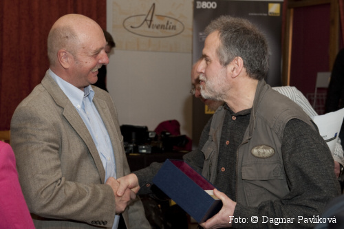 Osobnost české fotografie 2011 - Jan Pohribný, předání ceny Stanislav Pokorný, foto: © Dasgmar Pavlíková Osobnost české fotografie 2011 - Jan Pohribný, předání ceny Stanislav Pokorný, foto: © Dasgmar Pavlíková